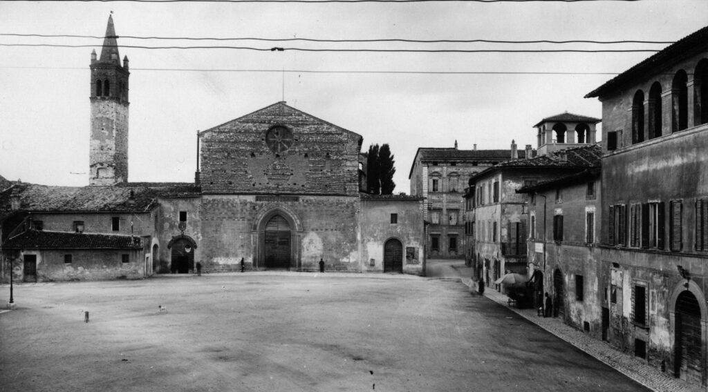 Piazza San Domenico 1900 - Foto Laurentini - Biblioteca Comunale Foligno
