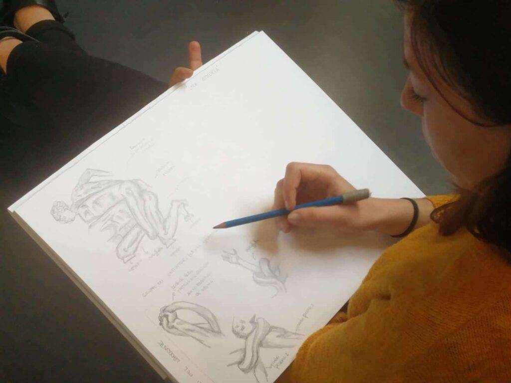 Studentessa disegna all'Accademia di Belle Arti di Perugia
