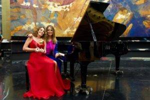 La pianista Cristiana Pegoraro insieme a Paola Perego durante la premiazione
