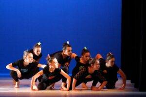 Una performance dei danzatori della scuola “Aquilon” diretta da Monica Santucci