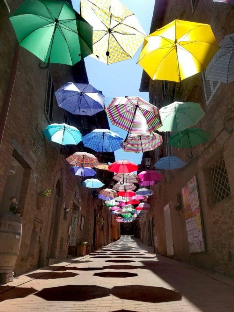 300 ombrelli colorati installati lungo Via Marconi a Paciano