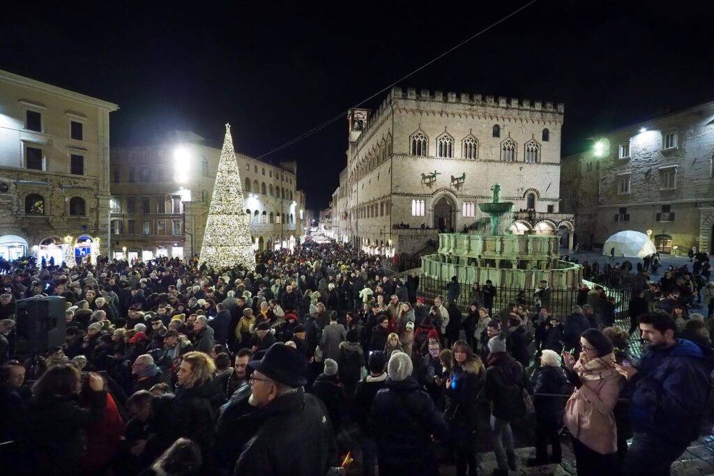 Natale di Perugia, in tanti a vedere il funanbolo e le esibizioni in piazza