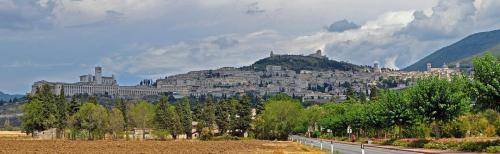 1280px-Panorama_di_Assisi,_PG,_Umbria,_agosto_2012