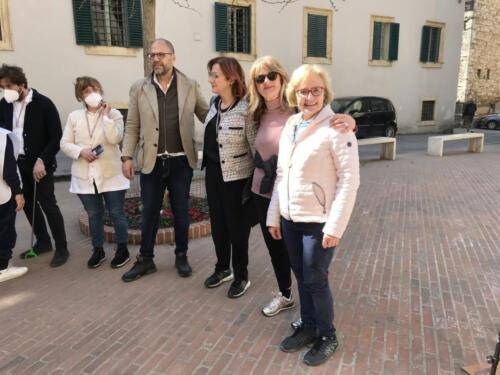 Andrea Nesi e Sonia Gavini dell'Aics con Maria Antonietta Taticchi dell'associazione Priori ed alcuni insegnanti della scuola primaria Fabretti
