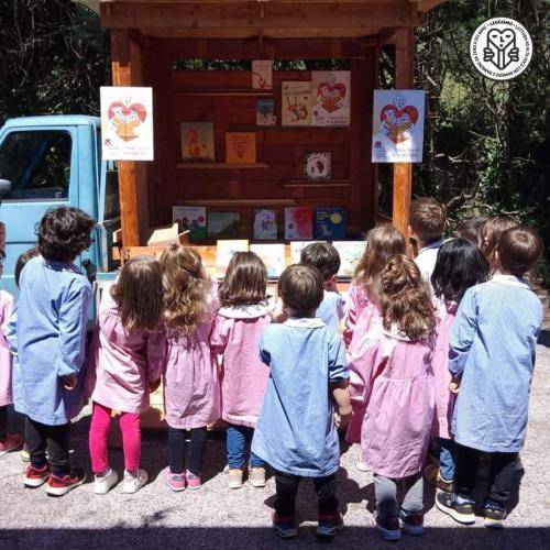 La Biblioapecar mostra libri per l'infanzia davanti a una Scuola dell'Infanzia di Terni